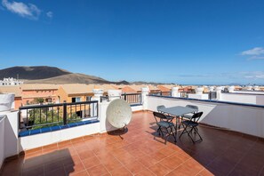 Outdoor dining - Home2Book Relax Corralejo, Terrace & Pool (Geafond)