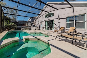 Utendørsbasseng og et oppvarmet basseng