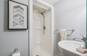 Shower, towels, soap, toilet paper - Fully Fenced Home in Saint Louis Park, Family Friendly and Pet Friendly! (Minneapolis)
