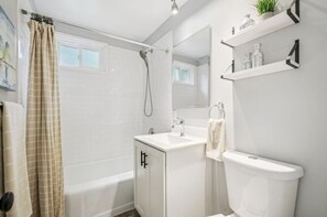 Shower, towels, soap, toilet paper - Fully Fenced Home in Saint Louis Park, Family Friendly and Pet Friendly! (Minneapolis)