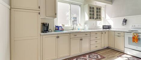 Fridge, microwave, stovetop, coffee/tea maker