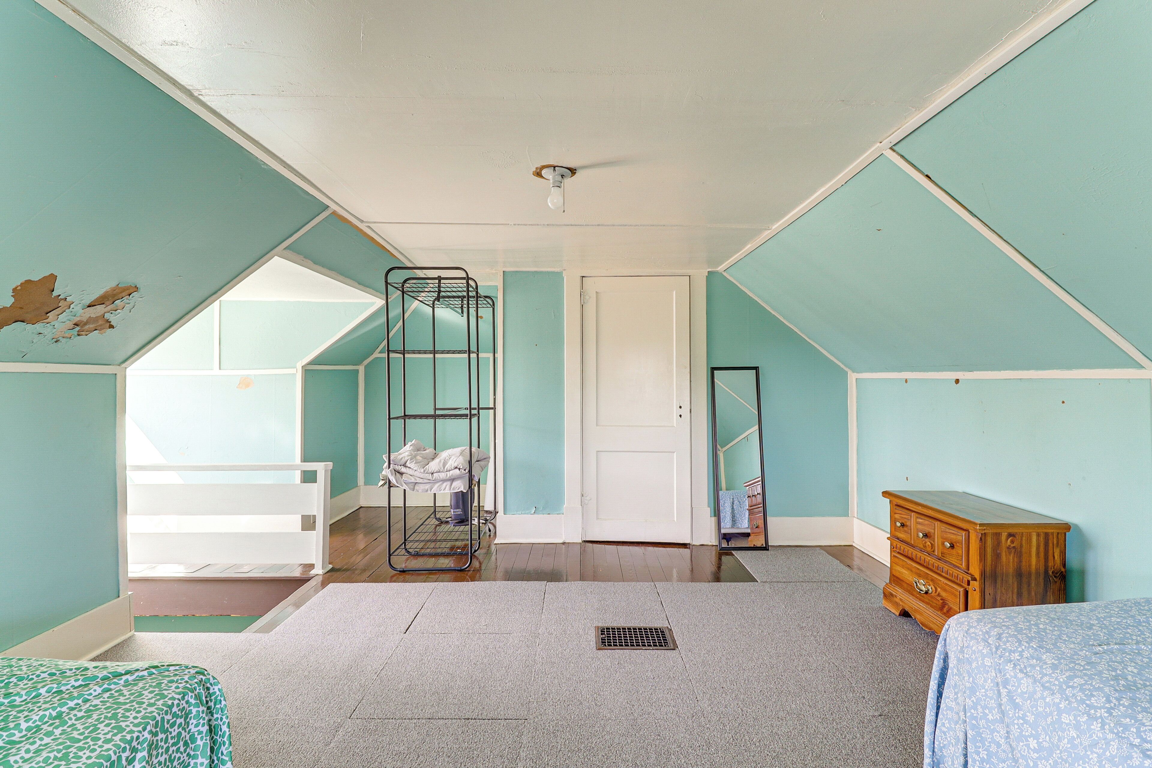 4 bedrooms, desk, iron/ironing board, internet