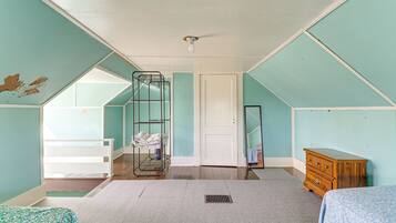 4 bedrooms, desk, iron/ironing board, internet