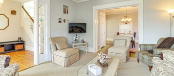 1 Mi to Dtwn & Franciscan University: Home w/ Yard