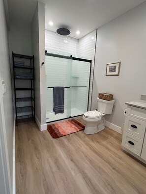 Regadera, secadora de cabello, toallas 