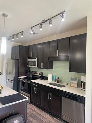 Microwave, stovetop, dishwasher - Dallas Loft-Your getaway home (Dallas)