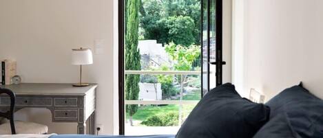 Doppelzimmer, Poolblick | Schallisolierte Zimmer, kostenloses WLAN