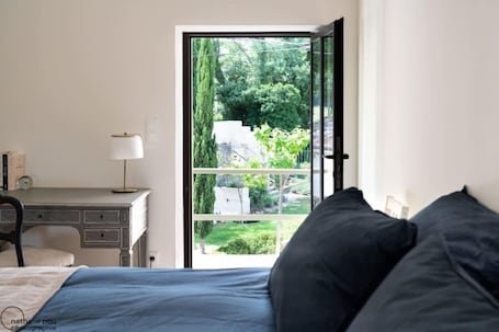 Double Room, Pool View. Le Mas des Poules chambres