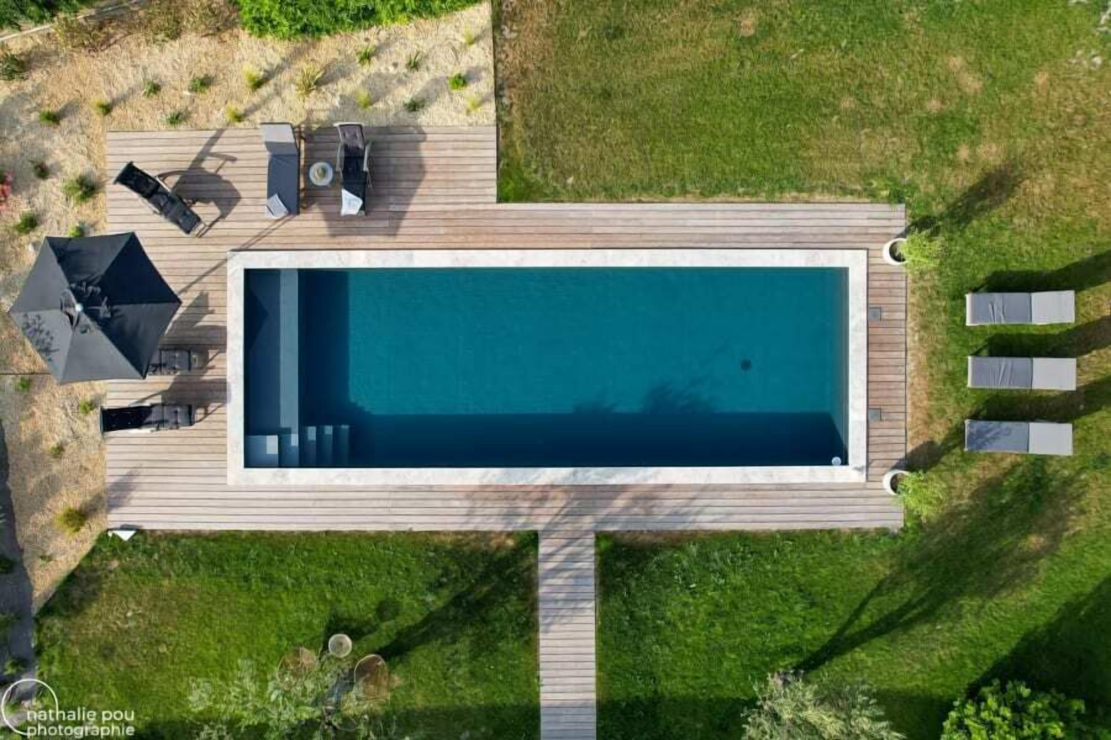 Una piscina al aire libre de temporada