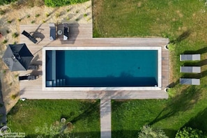 Una piscina al aire libre de temporada