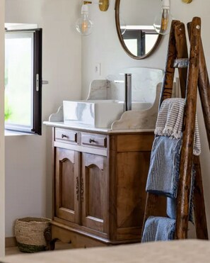 Comfort Double Room, Pool View | Bathroom | Shower, hair dryer, towels, toilet paper - Le Mas des Poules chambres  (Saint-Roman-de-Malegarde)