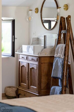 Doppelzimmer, Poolblick | Badezimmer | Dusche, Haartrockner, Handtücher, Toilettenpapier