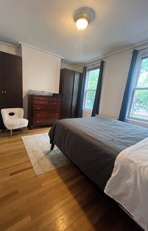 2 عدّة غرف نوم ومكواة/لوح كي وواي فاي وملاءات أسرّة