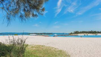 بالقرب من الشاطئ