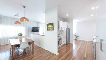 ثلاجة، ميكروويف، فرن، موقد طهي مسطح