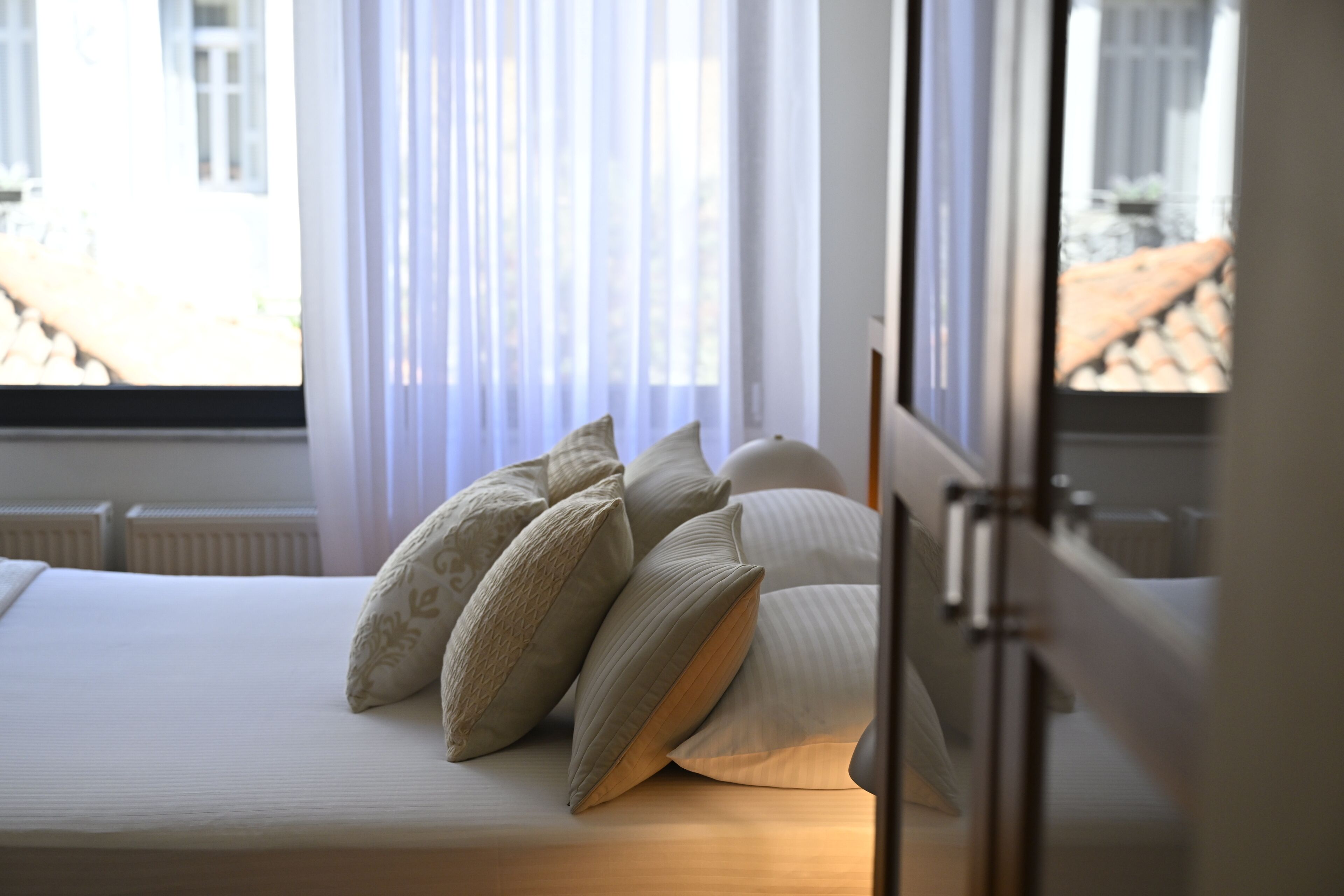 4 chambres, coffres-forts dans les chambres, bureau