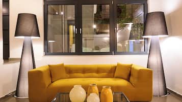 Una Smart TV, una chimenea, un reproductor estéreo, una oficina