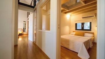 4 bedrooms, in-room safe, desk, iron/ironing board