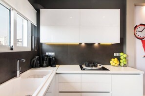 Réfrigérateur, un four, surface de cuisson, cafetière-théière