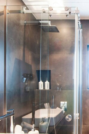 Articles de toilette écologiques, sèche-cheveux, serviettes fournies