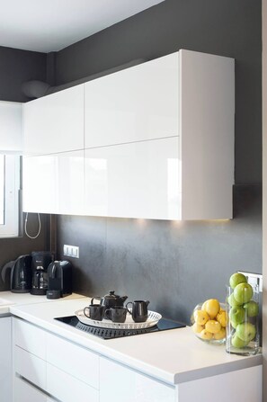 Fridge, oven, stovetop, coffee/tea maker - Ma Maison N°1 Penthouse/Acropolis view/Huge Sundeck/315 Mbps/3' to metro station (Athens)