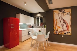 Réfrigérateur, four à micro-ondes, un four, surface de cuisson