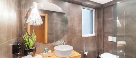 Shower, jetted bath, eco-friendly toiletries, hair dryer