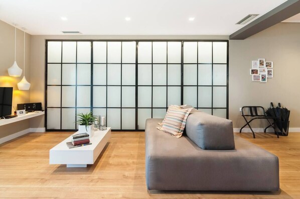 Smart TV, stereo, offices