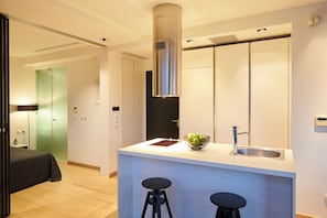 1 quarto, cofres nos quartos, escrivaninha