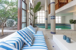 Piscina coperta, una piscina riscaldata