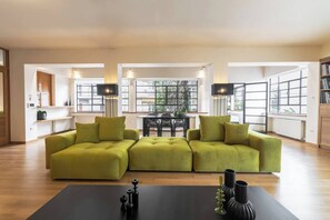 Älytelevisio, takka, työhuone