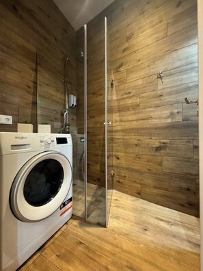 Een douche,  milieuvriendelijk toiletgerief, een haardroger, handdoeken