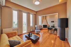 Älytelevisio, takka, työhuone