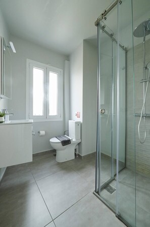 Een douche,  milieuvriendelijk toiletgerief, een haardroger, handdoeken