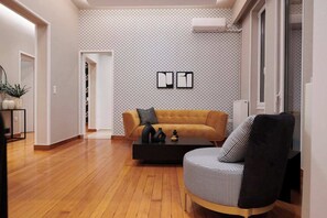 Smart-TV, Kamin, Arbeitsbereiche