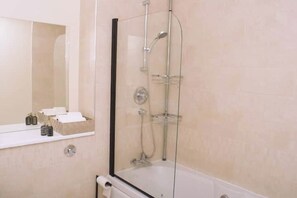 Secadora de cabello, toallas, jabón, papel de baño 