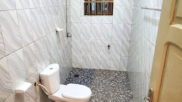 Deluxe Apartment, Balcony, Garden View | Bathroom