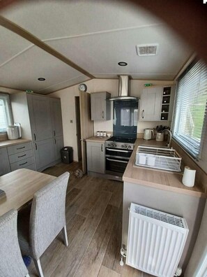 Lave-vaisselle, batterie de cuisine, vaisselle et ustensiles