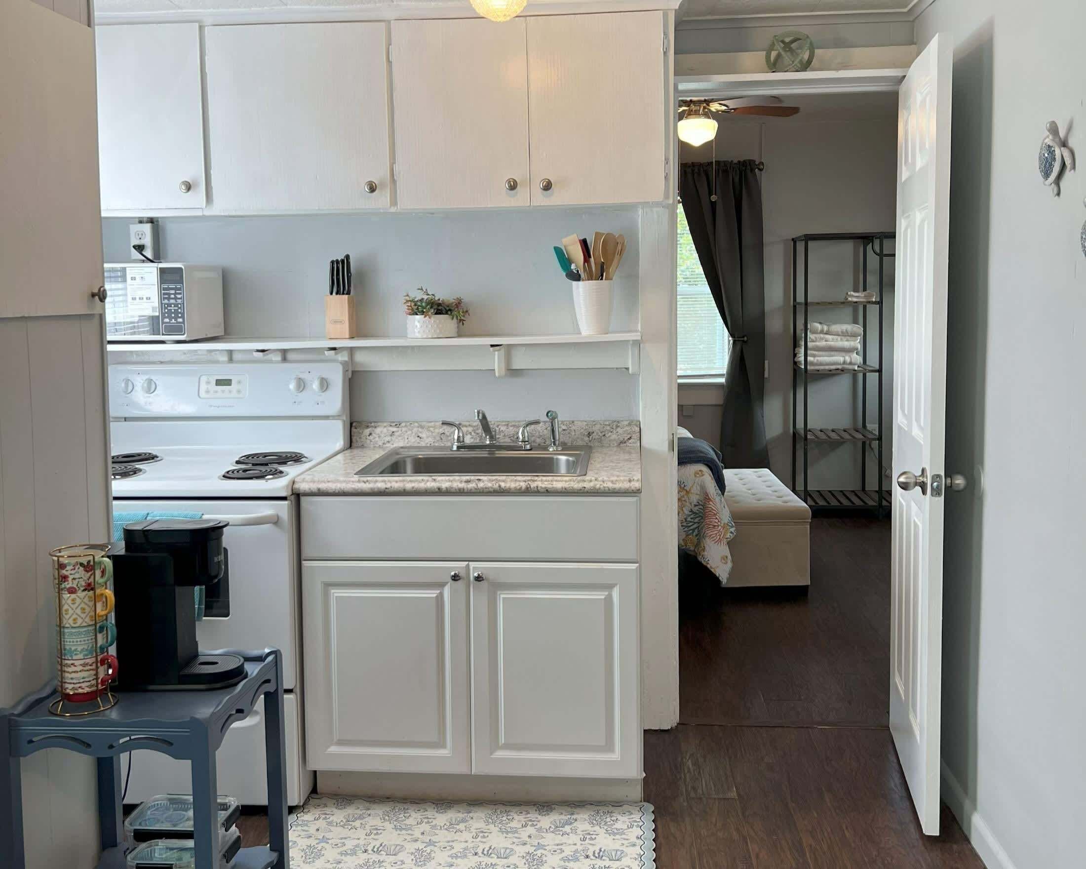 Nhà, 1 giường cỡ queen và sofa giường, bếp, quang cảnh vườn (Crestview Cottage 1) | Bếp riêng