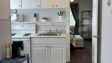 Nhà, 1 giường cỡ queen và sofa giường, bếp, quang cảnh vườn (Crestview Cottage 1) | Bếp riêng