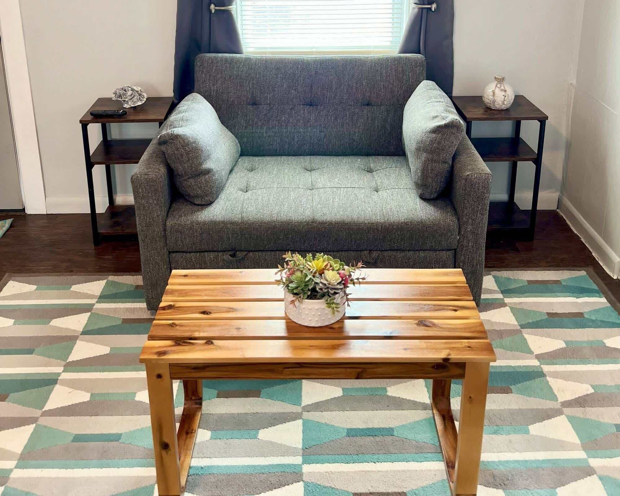 Nhà, 1 giường cỡ queen và sofa giường, bếp, quang cảnh vườn (Crestview Cottage 1) | Khu phòng khách