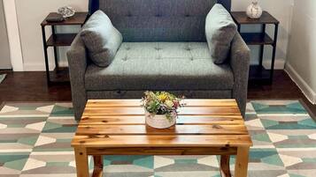 Nhà, 1 giường cỡ queen và sofa giường, bếp, quang cảnh vườn (Crestview Cottage 1) | Khu phòng khách