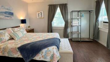 Nhà, 1 giường cỡ queen và sofa giường, bếp, quang cảnh vườn (Crestview Cottage 1) | 1 phòng ngủ, trang trí khác biệt