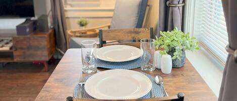 Casa, 1 letto queen con divano letto, cucina, vista giardino (Crestview Cottage 1) | Ristoranti