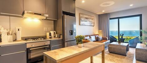 ثلاجة، ميكروويف، فرن، موقد طهي مسطح