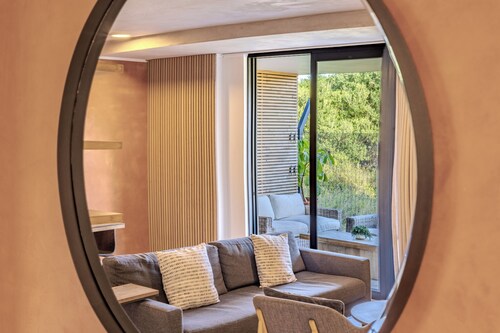 Modern 3BR , Coral Point, Pool & Nature Stay