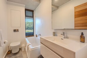 Douche, sèche-cheveux, savon, shampoing