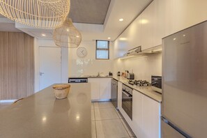 ثلاجة، ميكروويف، فرن، موقد طهي مسطح