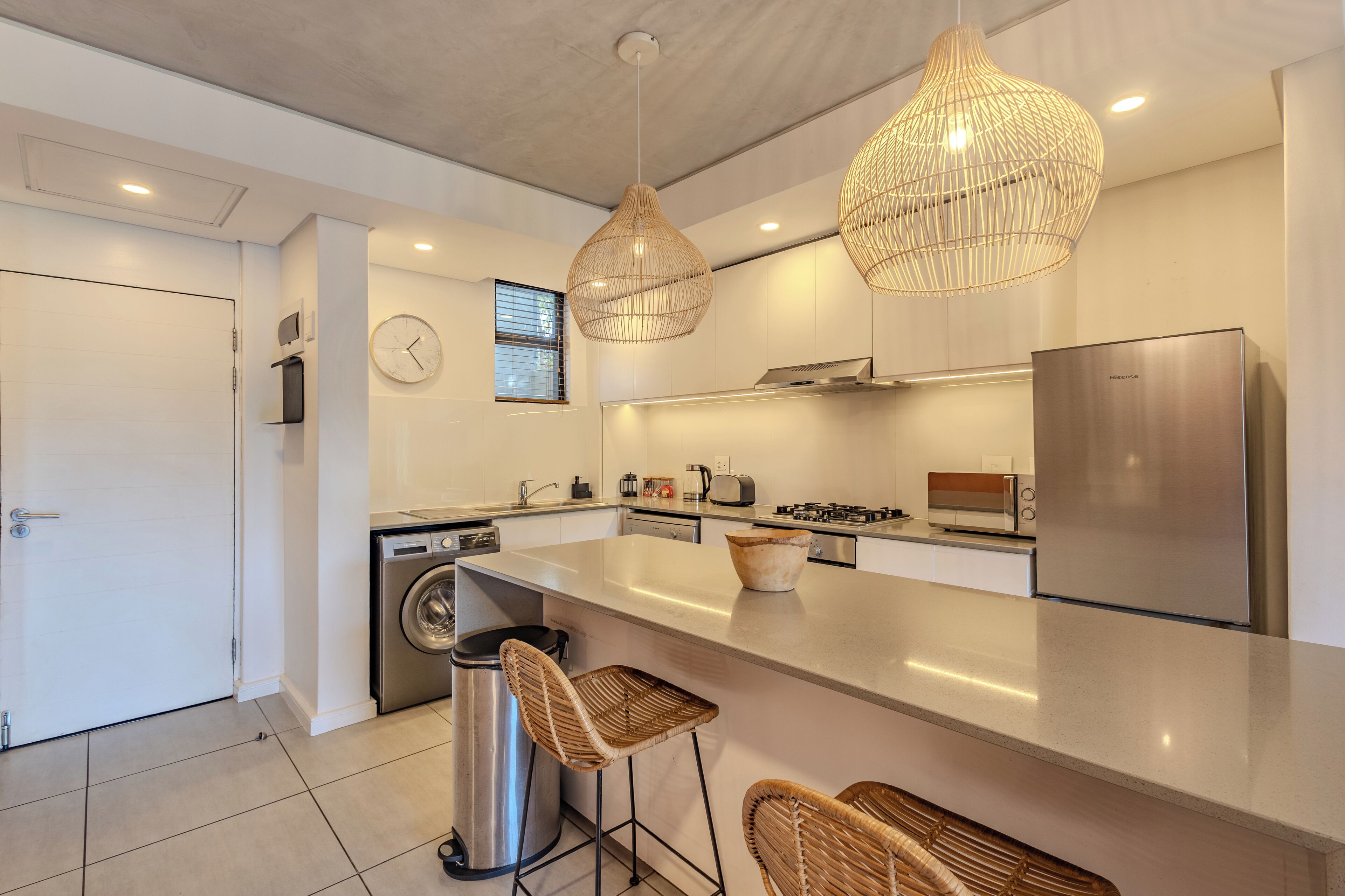 ثلاجة، ميكروويف، فرن، موقد طهي مسطح