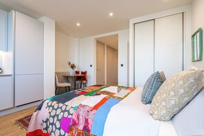 1 dormitorio, tabla de planchar con plancha, ropa de cama